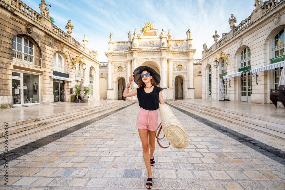 在法国南希旅行的女人