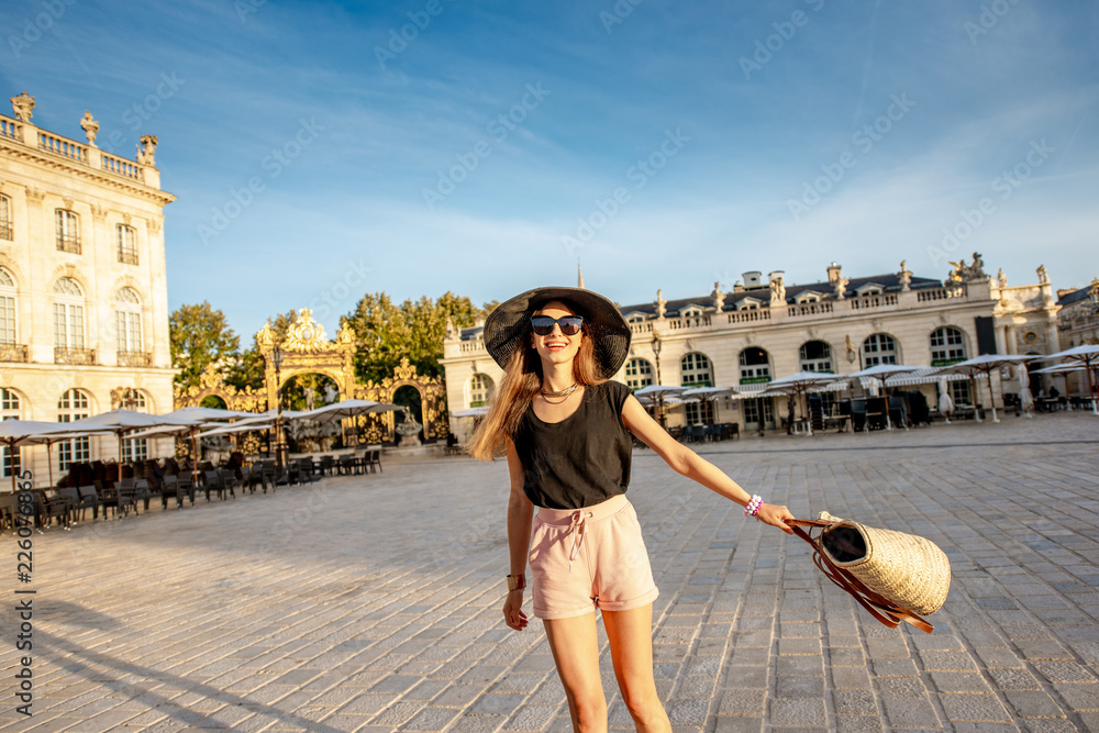 在法国南希旅行的女人