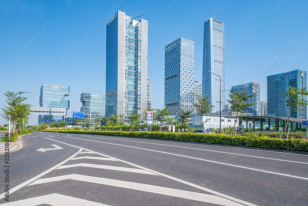 深圳市南山区后海CBD综合体和空旷的道路/深圳城市风光