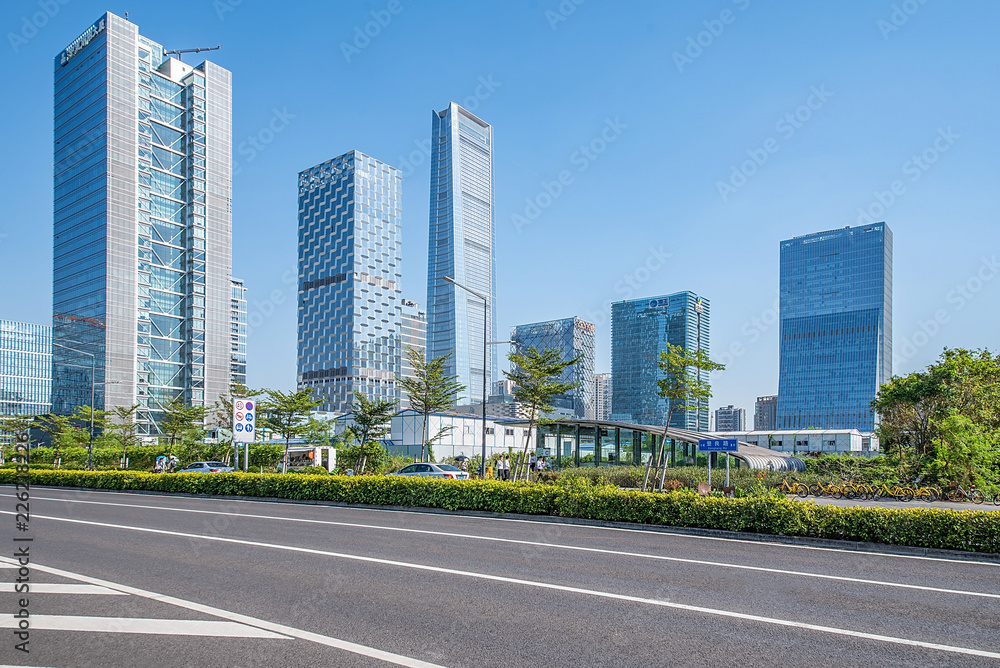 深圳市南山区后海CBD综合体和空旷的道路/深圳城市风光