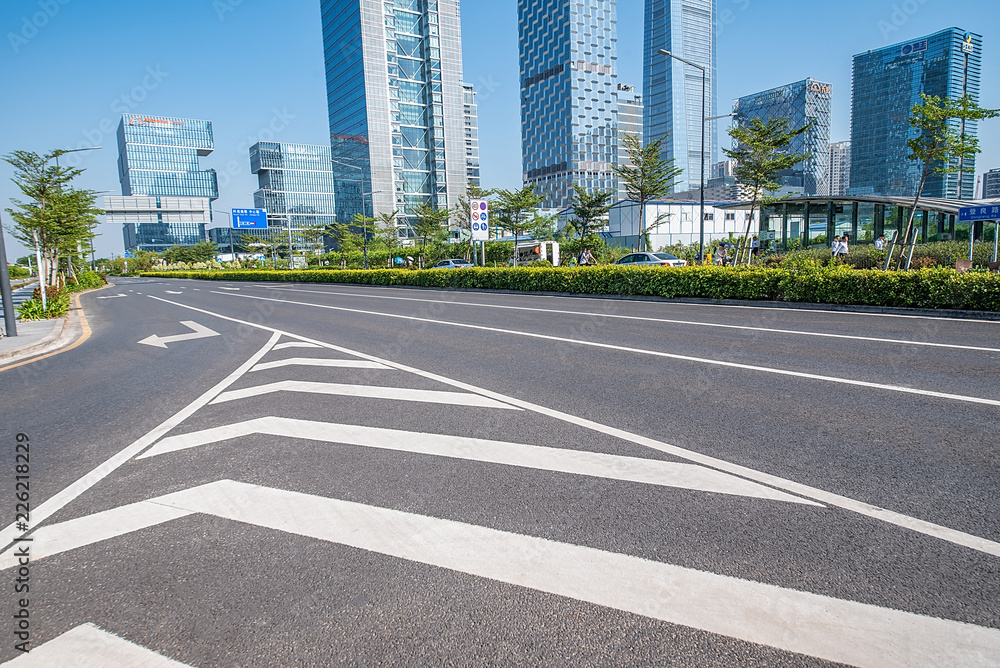 深圳市南山区后海CBD综合体和空旷的道路/深圳城市风光