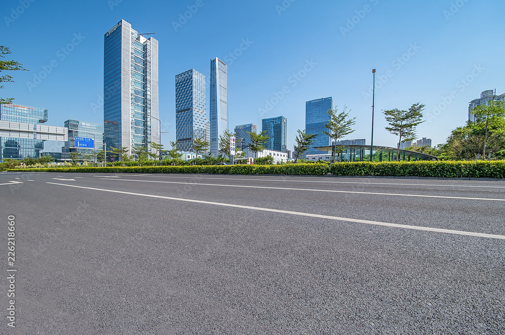 深圳市南山区后海CBD综合体和空旷的道路/深圳城市风光