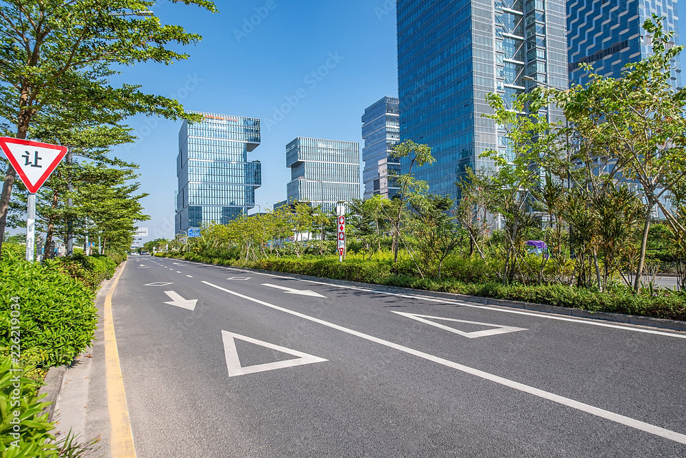 深圳市南山区后海CBD综合体和空旷的道路/深圳城市风光