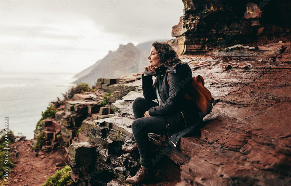 女性旅行者在岩石山上放松