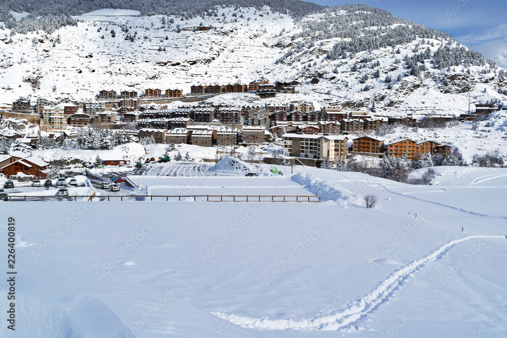 冬日从高山滑雪坡俯瞰村庄