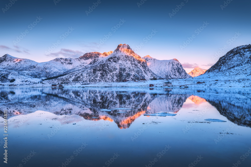 美丽的雪山和黄昏时倒映在水中的彩色天空。冬季景观
1553446482,网页简单轮廓图标集