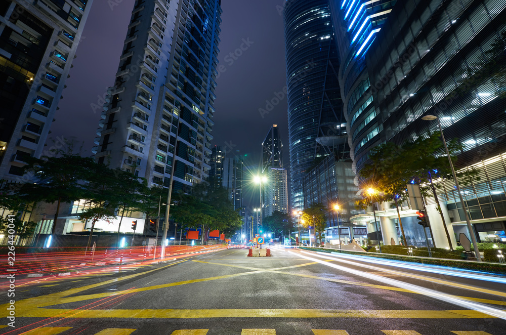 现代城市夜景下的广角沥青路。