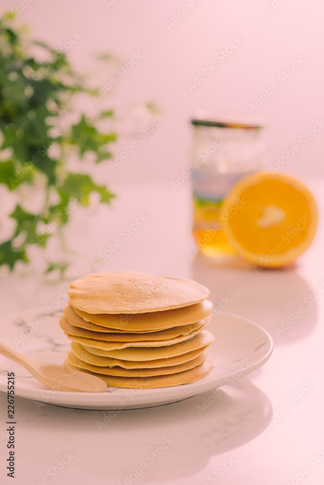 白色隔离的盘子上的美味煎饼