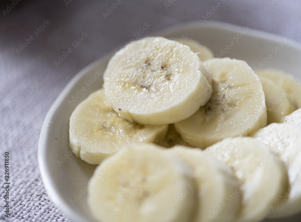 装满香蕉片的盘子特写