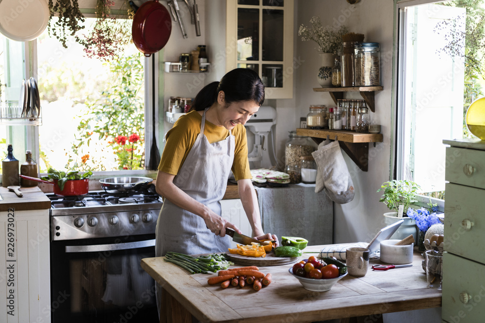 日本女人在农村厨房做饭