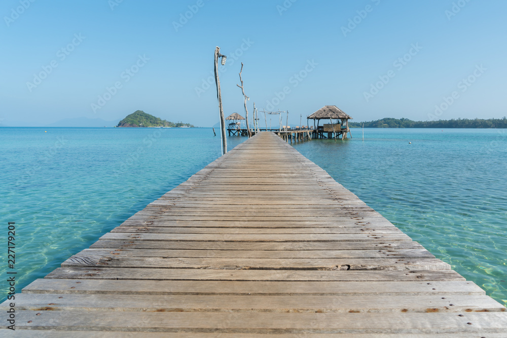 泰国普吉岛带小屋的木码头。夏季、旅游、度假和度假概念。