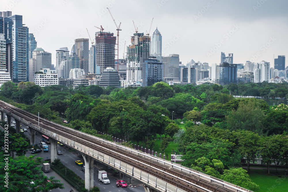 泰国曼谷电力铁路列车的城市建筑