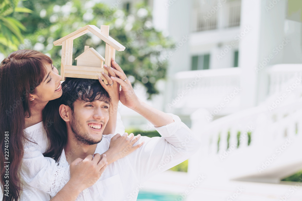 年轻夫妇计划买房，过上幸福的生活。