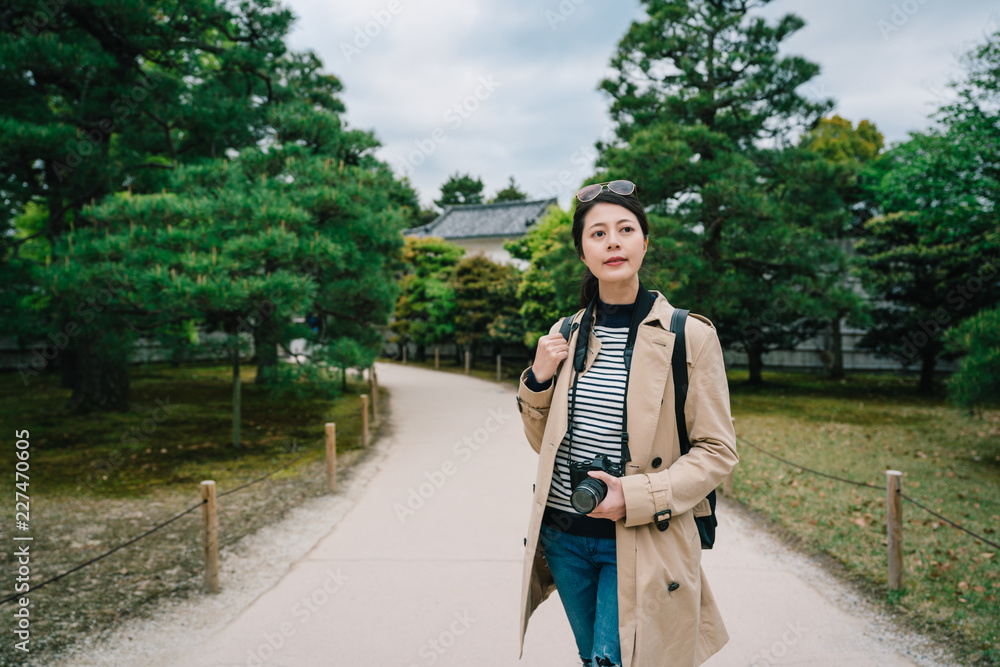 漫步在小径上放松的旅行者