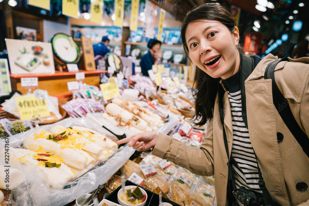 背包客指向日本街头美食