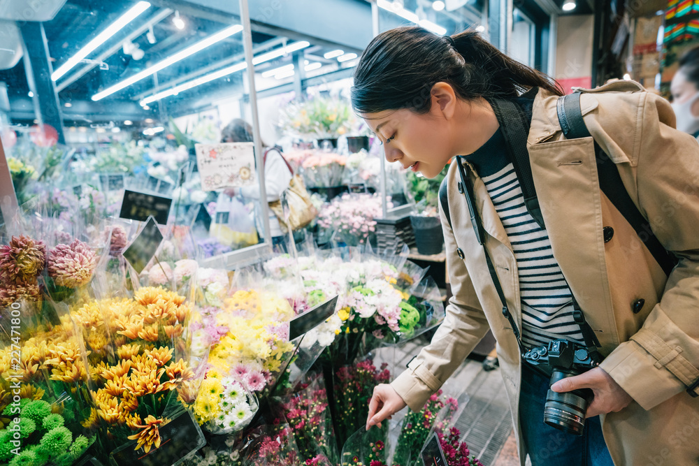 旅行者在花店外挑选鲜花