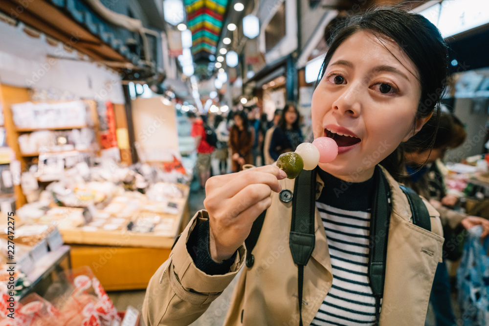 一个优雅的女性旅行者吃丹戈