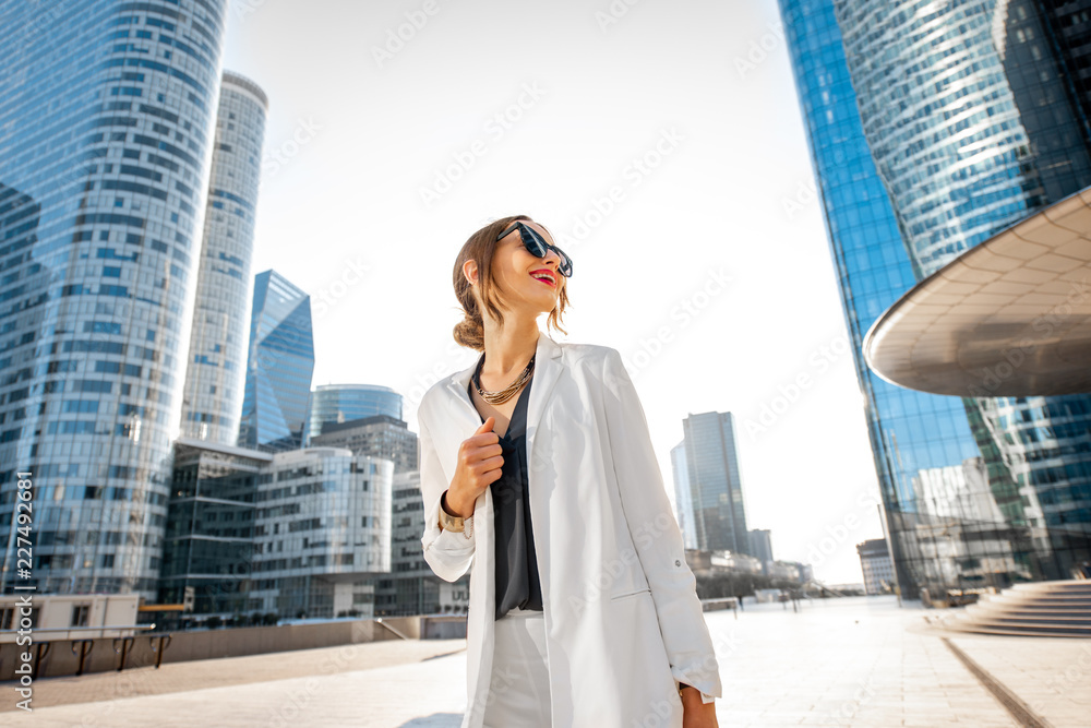 大萧条期间，金融区的商业女性，背景是美丽的摩天大楼