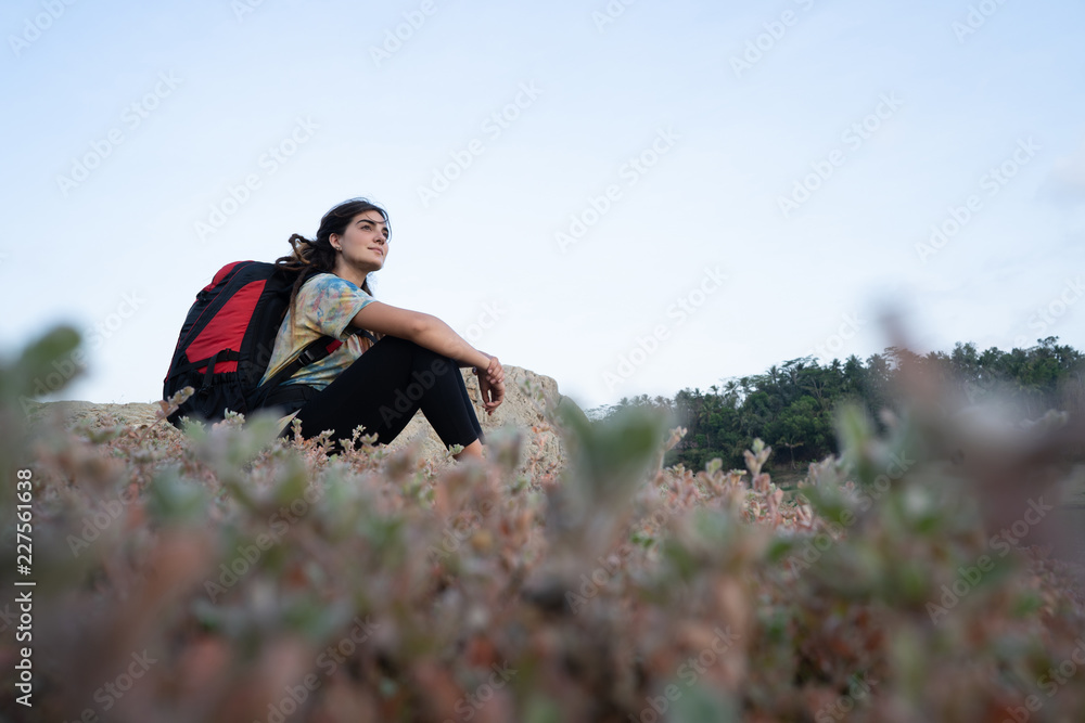 独自坐在湖边的高加索女人肖像