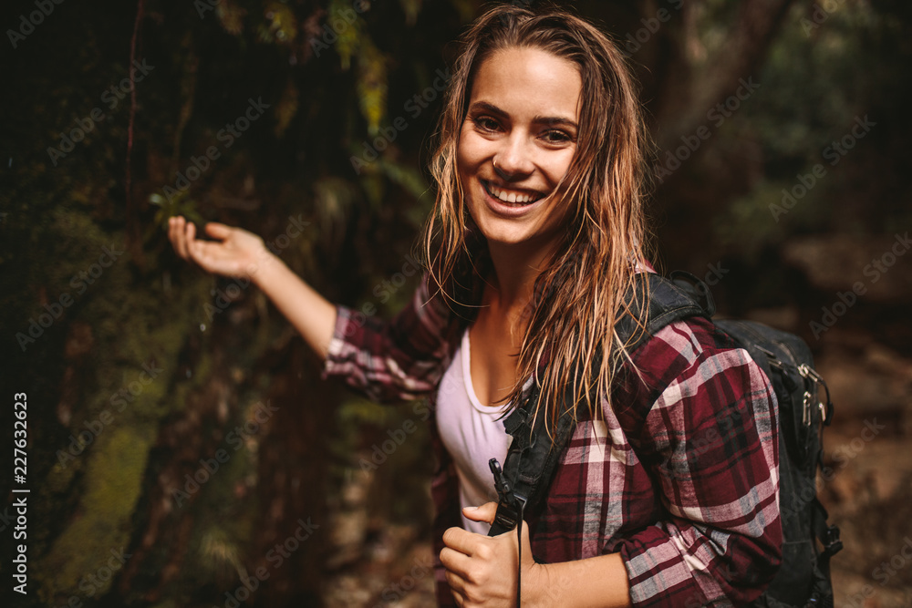 美丽的女人在森林里徒步旅行