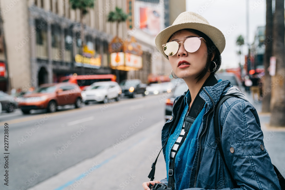 一位优雅的女性旅行者在等出租车