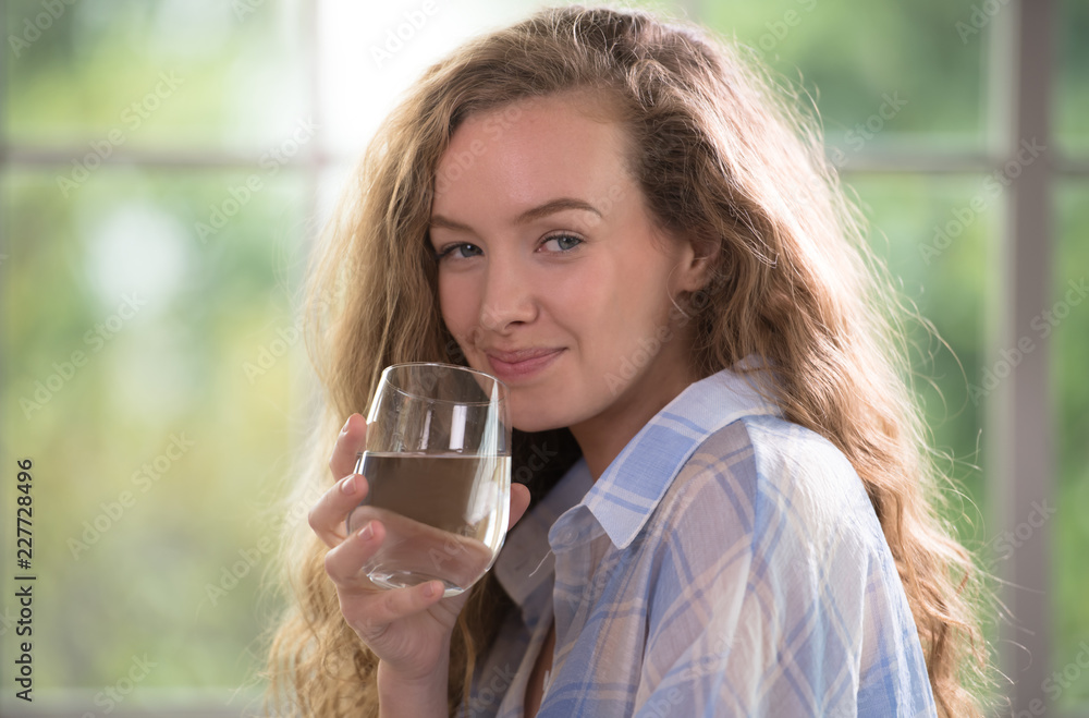 健康年轻女性在家饮水