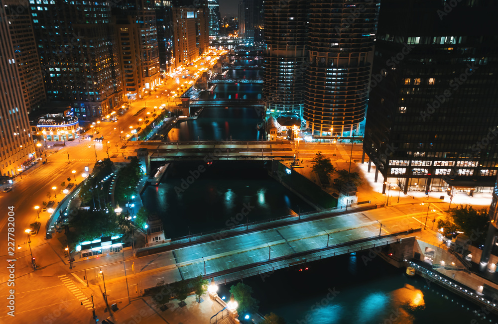 芝加哥河，夜晚芝加哥市中心有船只和交通