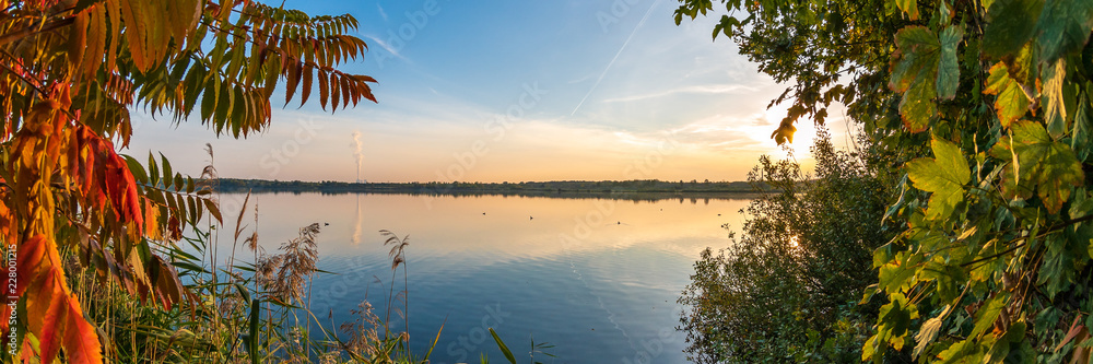 Goldener Herbst, Bunte Blätter vor einem See bei Sonnenuntergang, Panorama