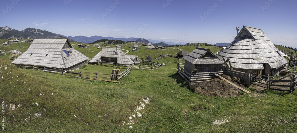 斯洛文尼亚Velika planina（大牧场高原）村庄的传统木屋，带牧场