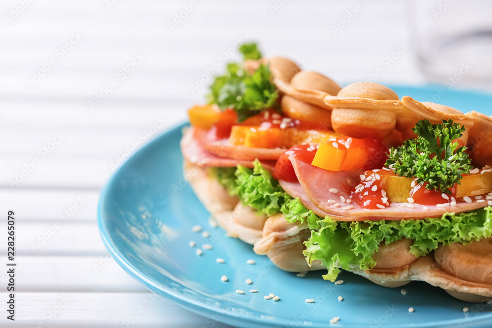 白色木桌上的美味气泡华夫饼，特写