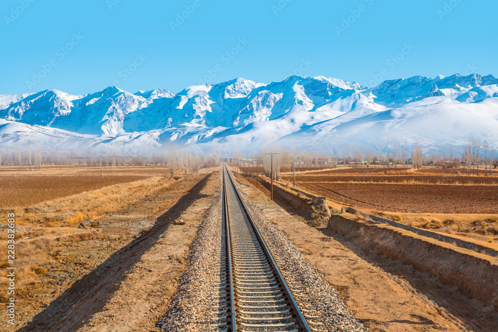 深冬铁路雪山美景