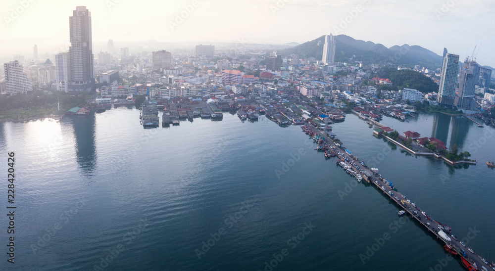 日出时分，泰国斯里拉查市，亚洲市中心，美丽的海景鸟瞰图。