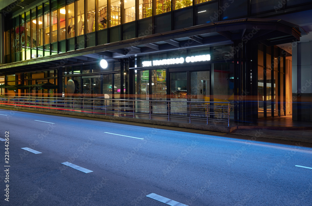 空旷的沥青城市街道道路，有灯光痕迹，夜景