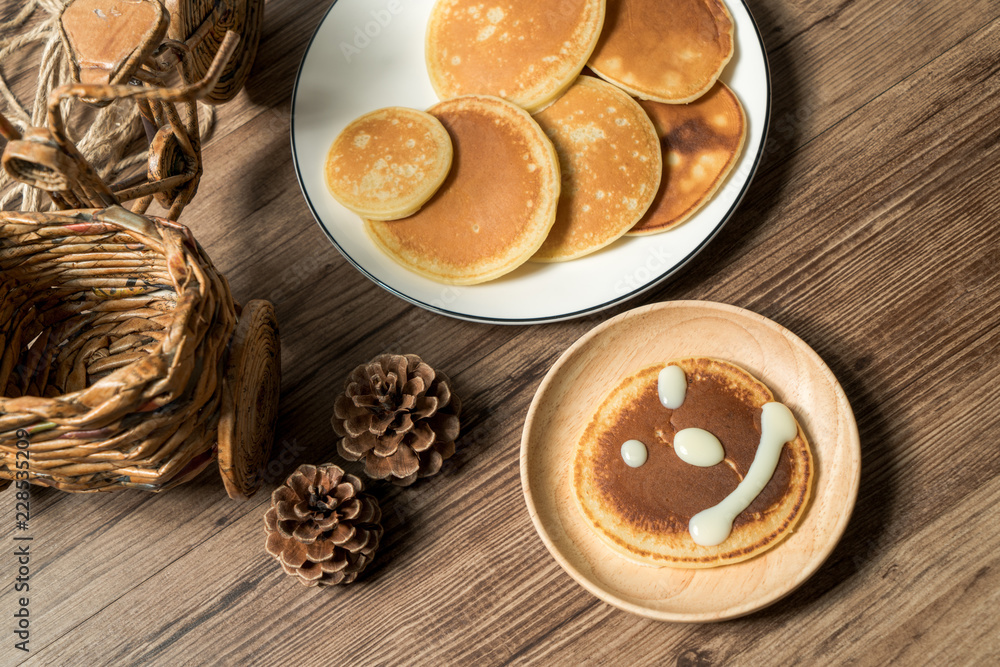 带有木纹背景的dorayaki