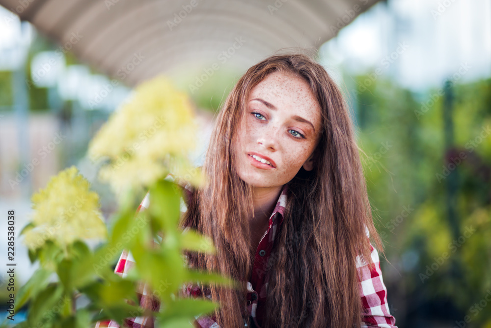 园丁女人在花园中心看植物