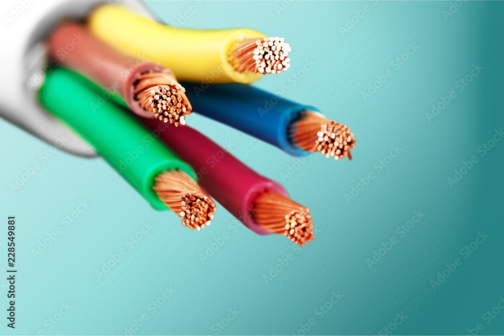 Electric screened cable with many wires isolated