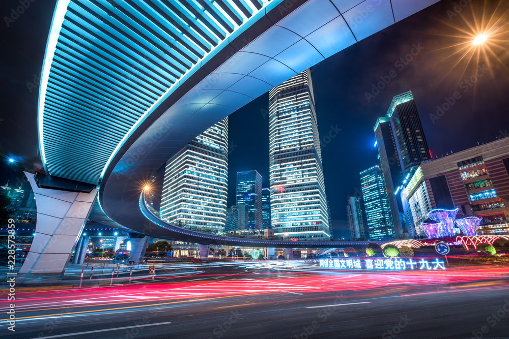 Straßenkreuzung und Verkehr in Lujiazui, Shanghai, Volksrepublik China