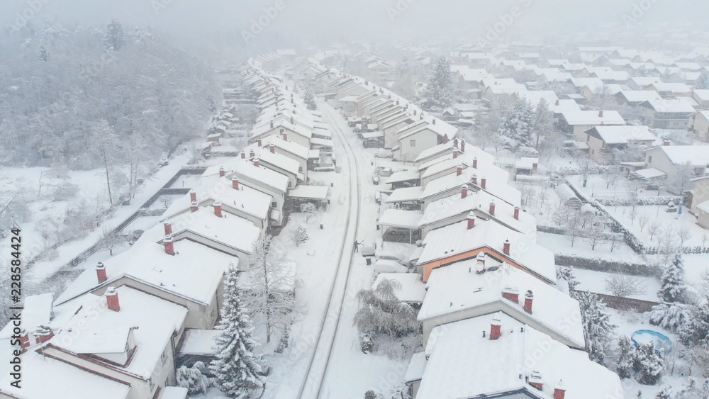 空中飞航：飞越覆盖着新雪的通往郊区的空旷道路