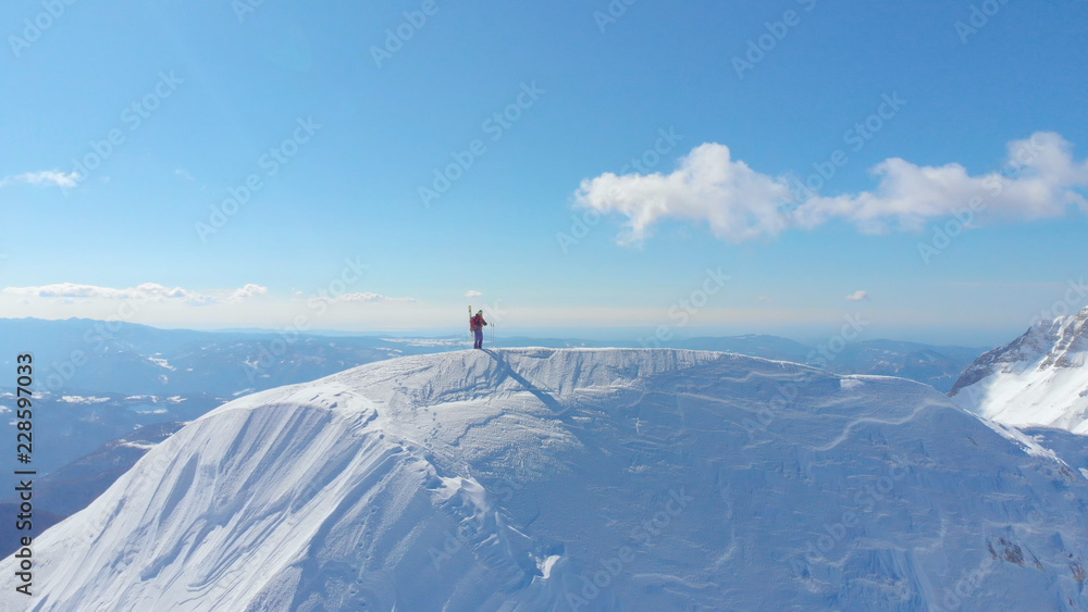 AERIAL：活跃的男性游客，欣赏雪山的壮丽景色