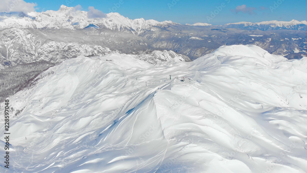 空中飞行：飞向壮观的阿尔卑斯山滑雪场的雪坡。