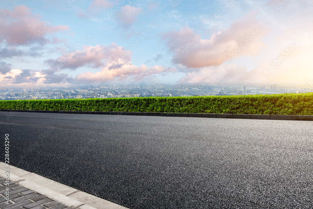 全景天际线和空旷道路的建筑