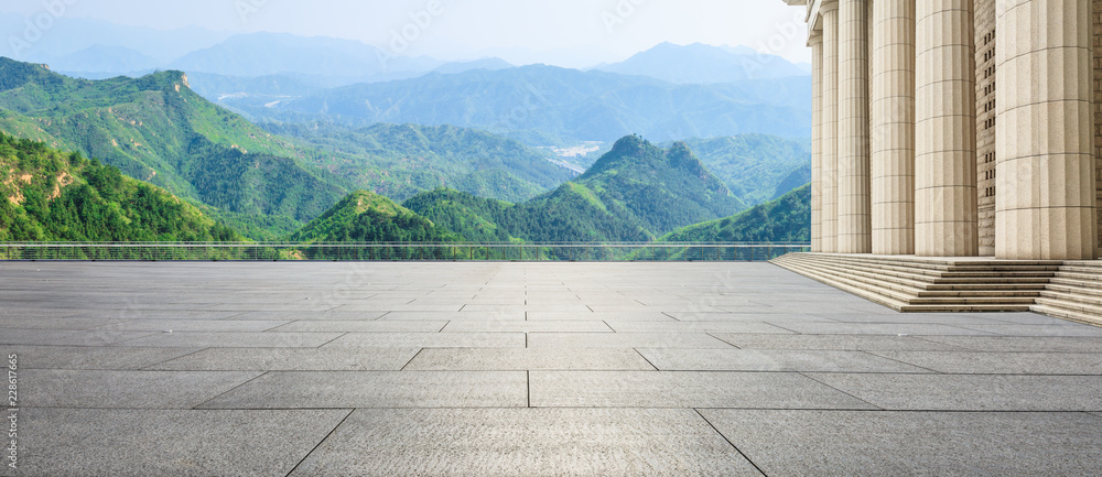 空旷的方形楼层和具有山地自然风光的现代建筑