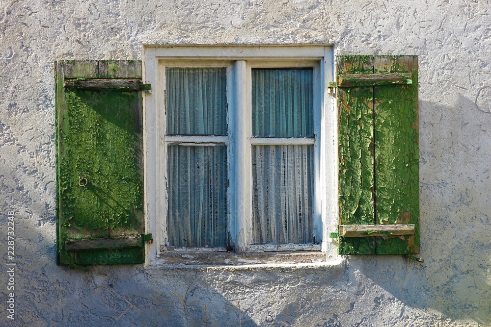 Altes kaputtes Fenster mit Läden