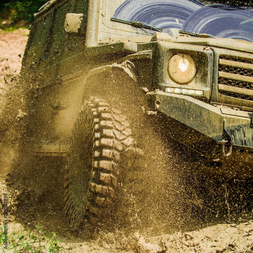 山路上的越野旅行。大型4x4汽车的旅行理念。越野时溅起泥水