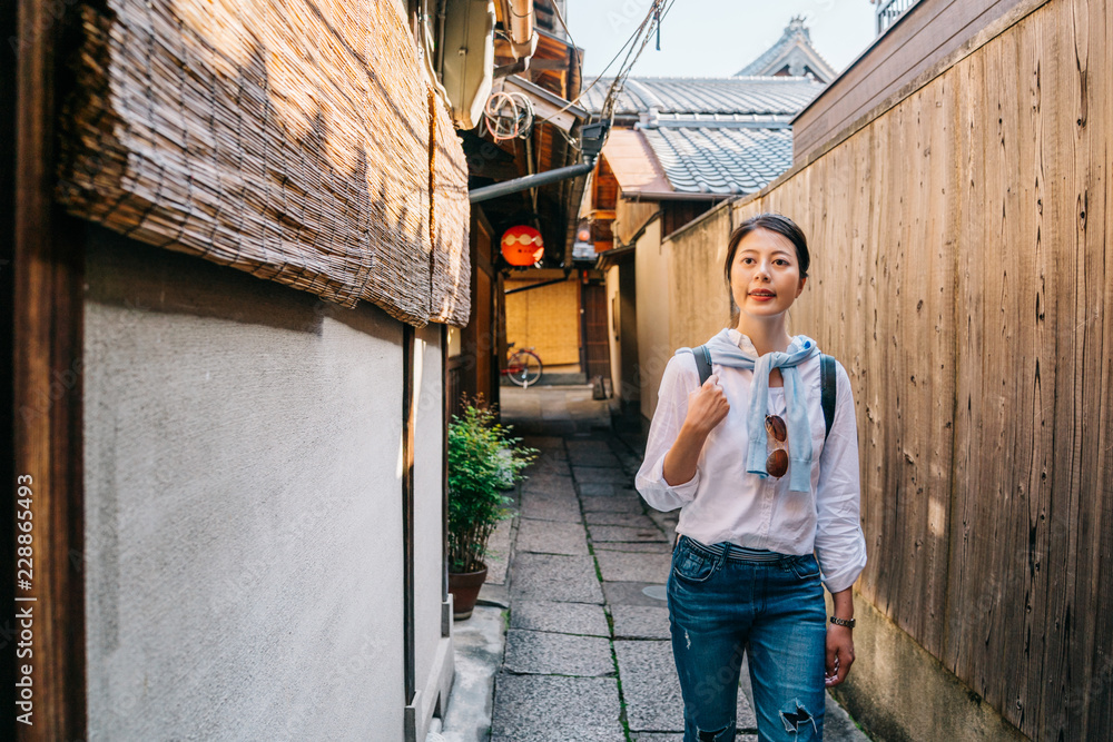 旅行者正在往木屋里看