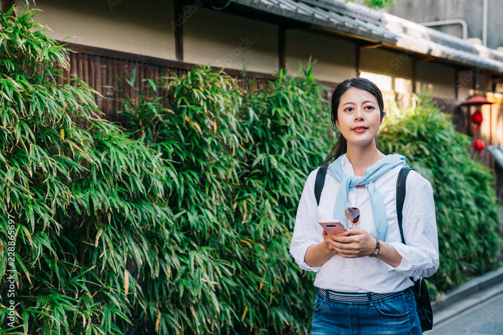 美丽的旅行者走过日本建筑