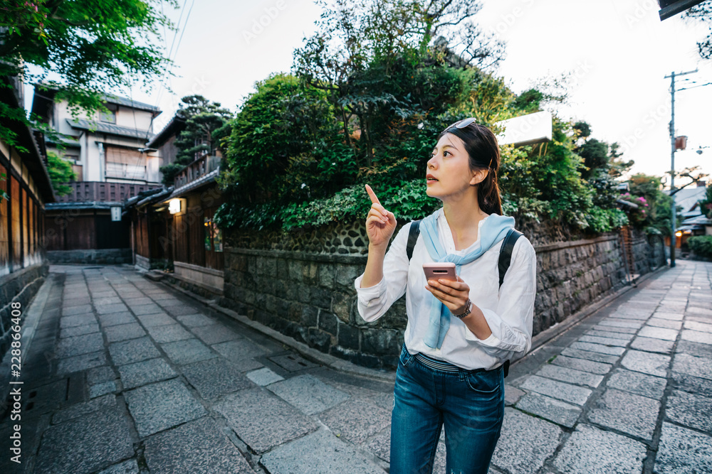 站在十字路口的女士