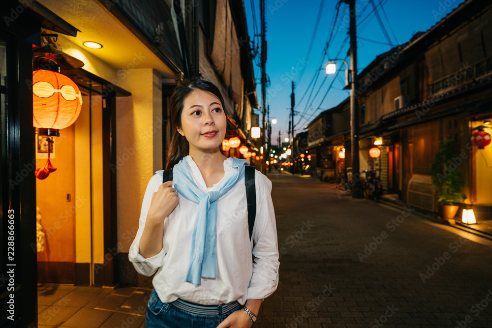 夜晚漫步在安静的街道上的旅行者