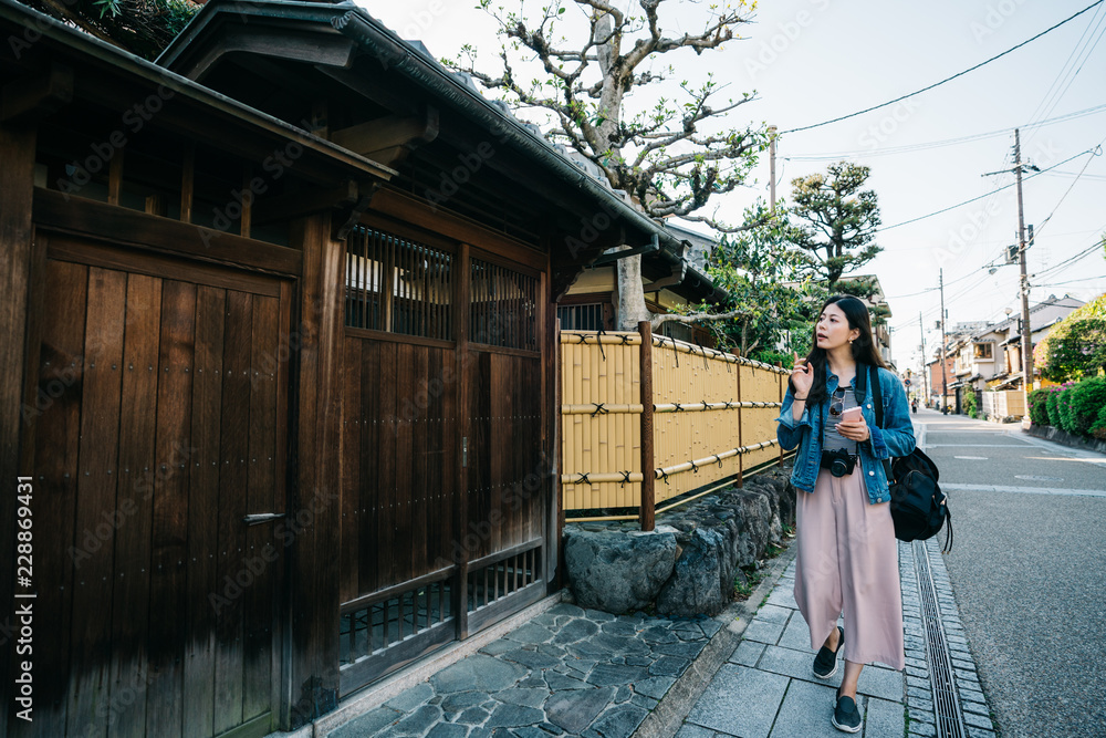 优雅女士指着日本建筑