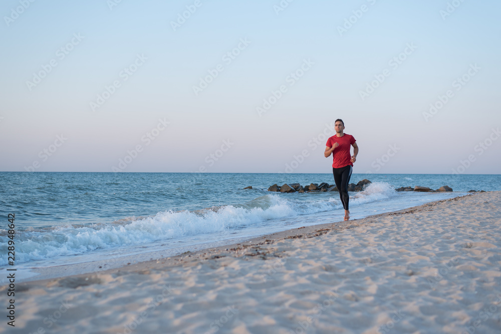 海滩上的跑步者